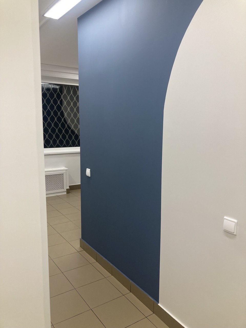 Коридор с арочным проёмом